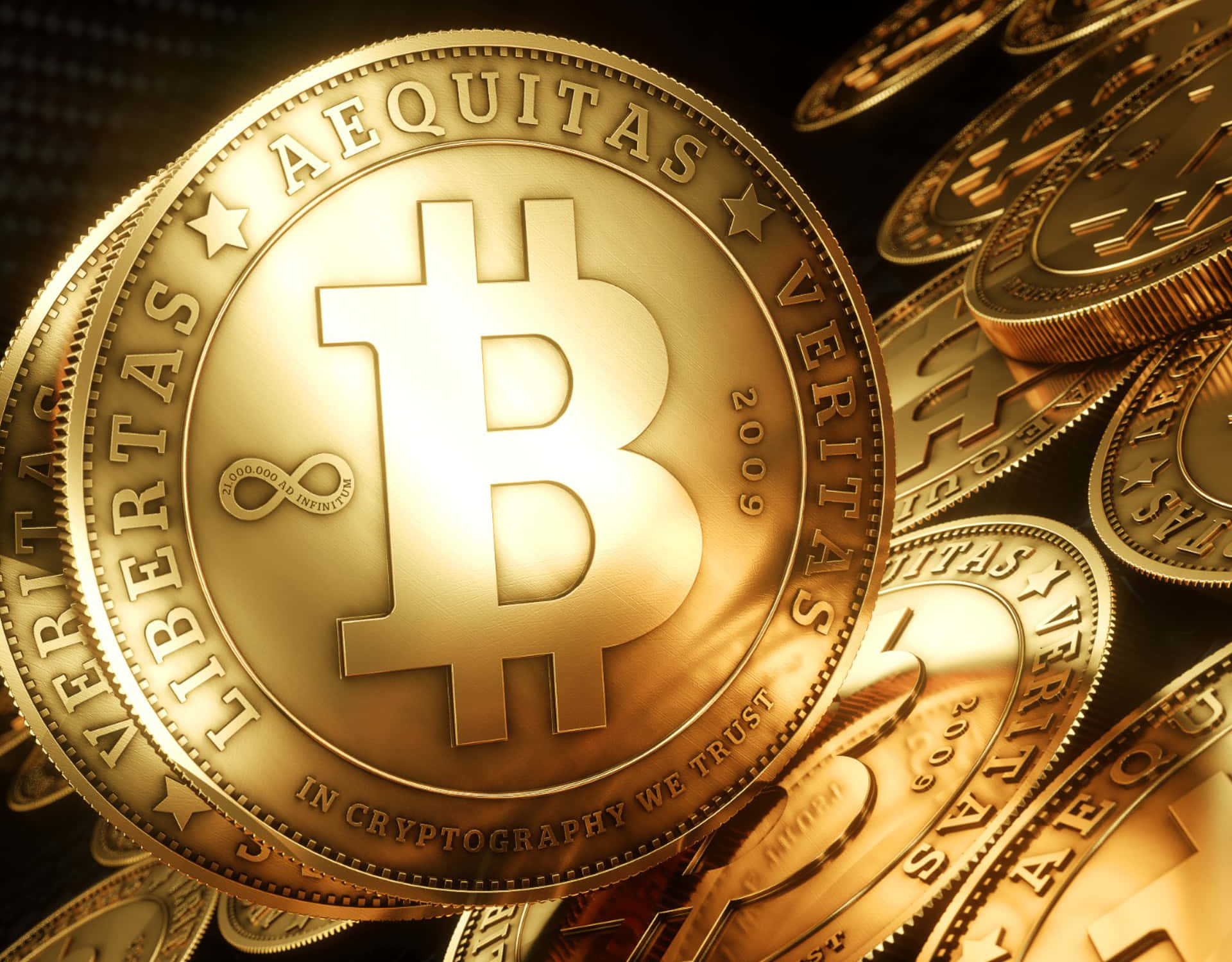 數位黃金——比特幣 壁紙 — 帶有拉丁文銘文的金色比特幣在戲劇性燈光下閃耀，象徵數位加密貨幣財富。
