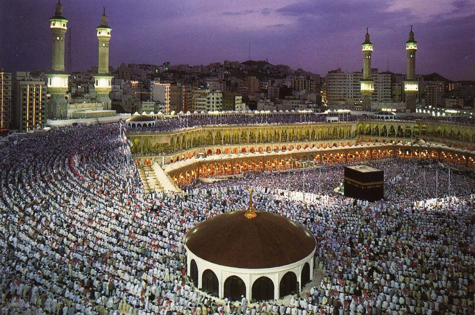 Makkah 桌布 壁紙 — 數千名身穿白衣的朝聖者在麥加禁寺的暮色天空下繞行天房。