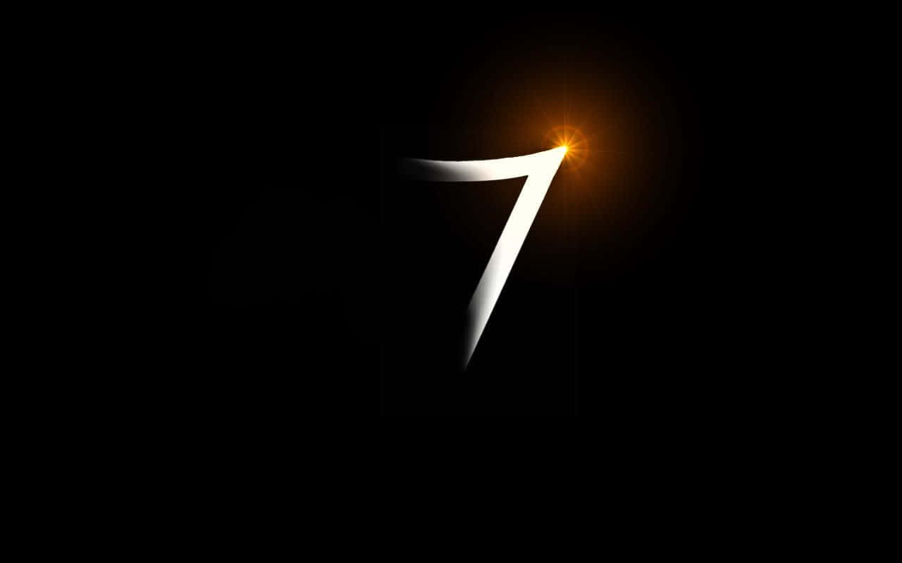 數字7 瞬間字體 壁紙 — 一個發光的金屬數字七，在純黑色背景上散發著溫暖的橙色光芒。