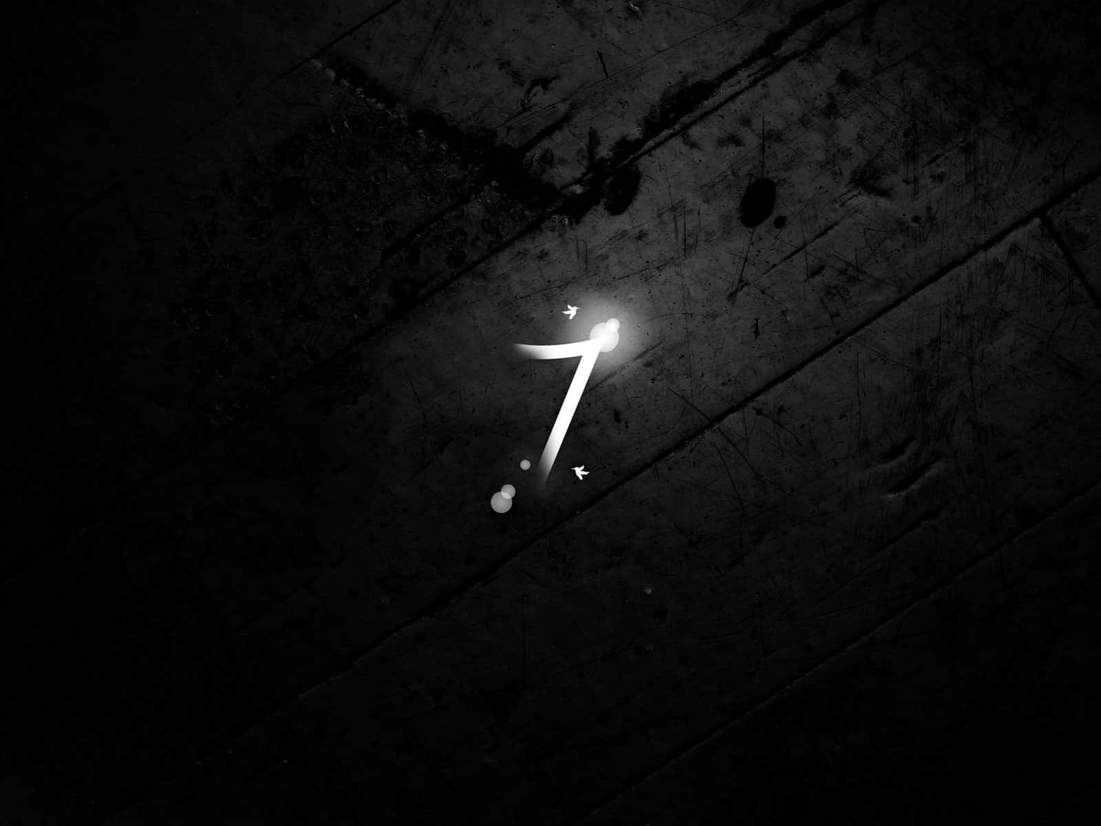 數字7 磨砂黑木紋背景 壁紙 — 一個發光的白色數字七躺在黑暗的刮痕混凝土表面上，形成鮮明的單色對比。