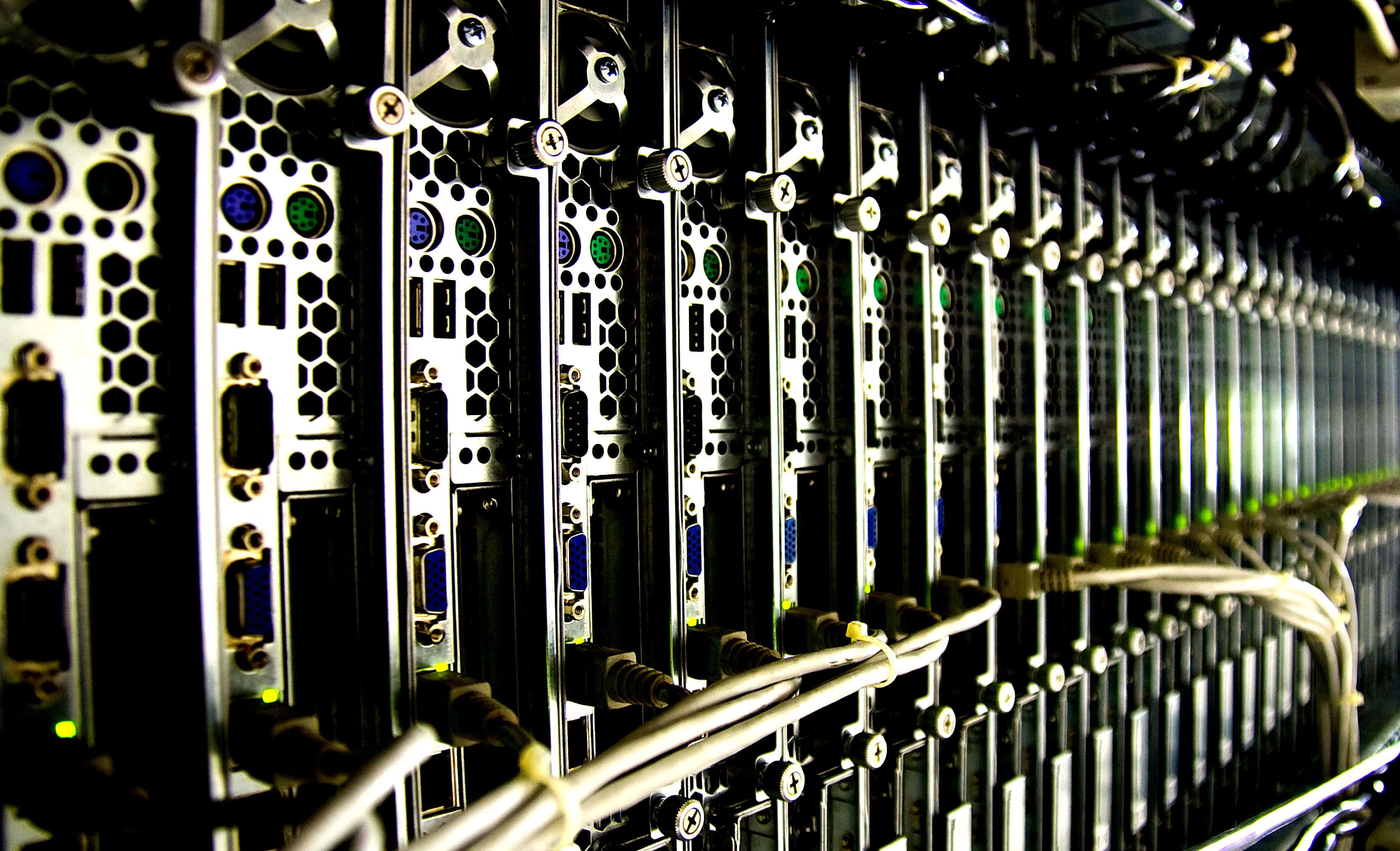 4K Processor 桌布 壁紙 — 數據中心內伺服器機架的近距離特寫，帶有發光的指示燈和電纜。