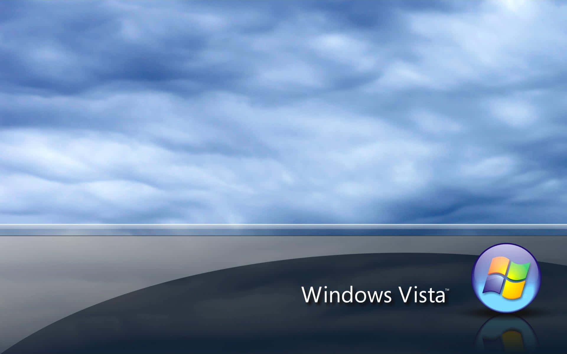 Windows Vista 桌布 壁紙 — 數碼牆紙，顯示多雲天空下的極簡地平線，右下角有Windows Vista標誌和文字。