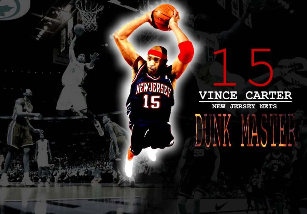 文斯·卡特最佳籃球背景 壁紙 — Vince Carter 在半空中扣籃，身穿新澤西網隊球衣，帶有發光效果，背景為黑白籃球比賽場景。
