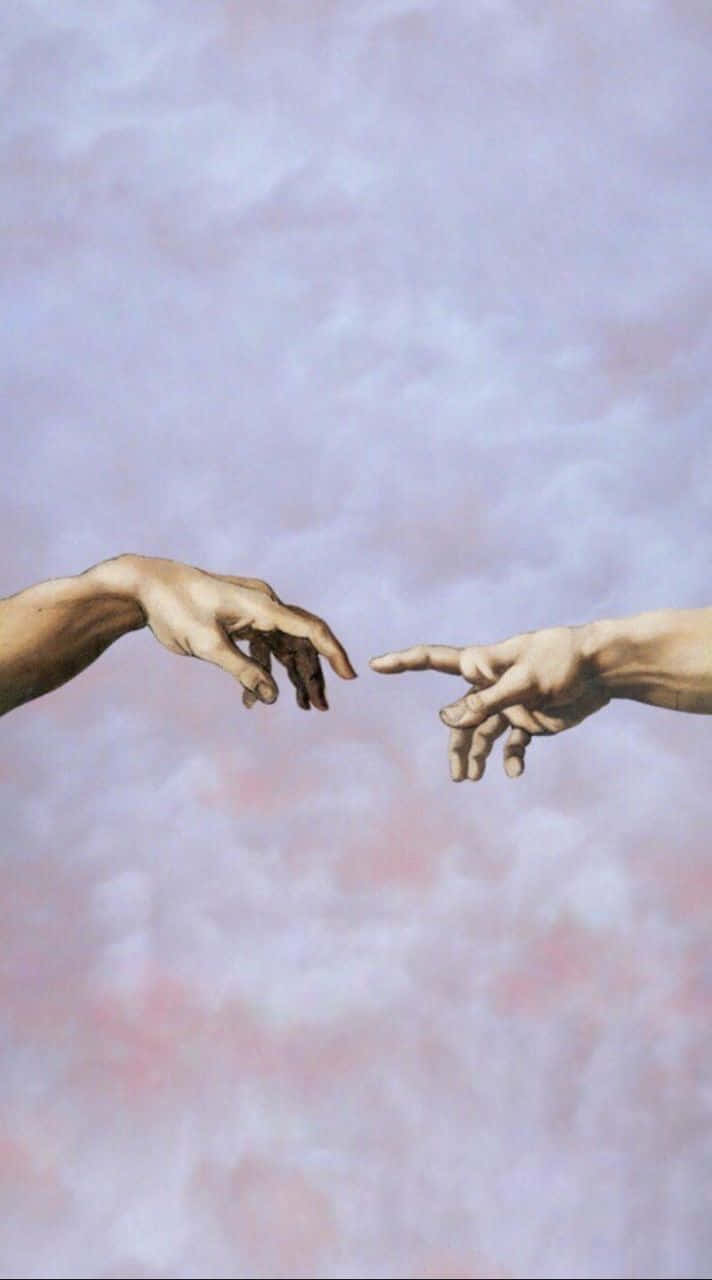 兩隻手在雲天背景下互相伸向對方
