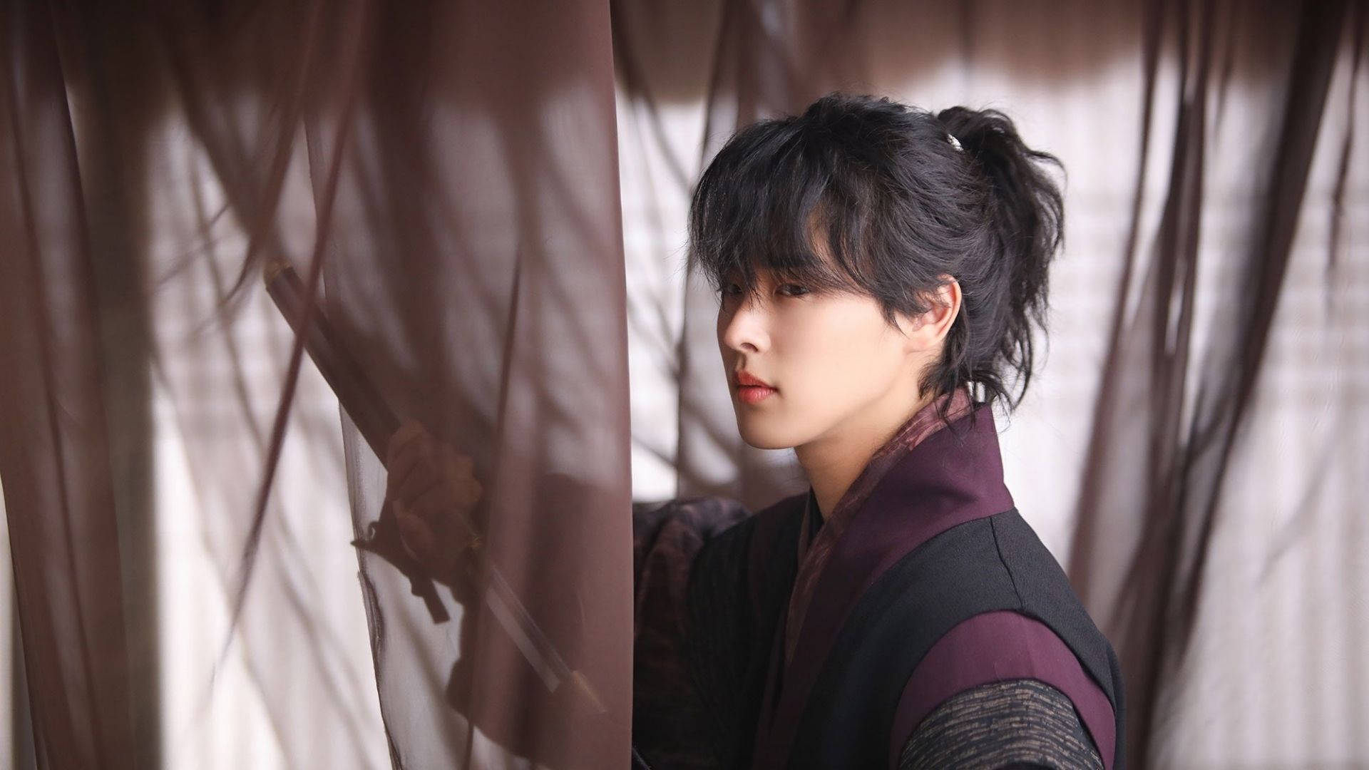 文雅的 Ahn Hyo Seop 壁紙 — 一位穿著傳統服飾的年輕人透過薄紗窗簾窺視，手持劍，在柔和自然光下。
