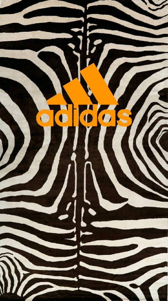 斑馬紋背景的阿迪達斯 iPhone 壁紙 — 大膽的黑白斑馬條紋圖案，橙色Adidas標誌居中於有紋理的布料上。