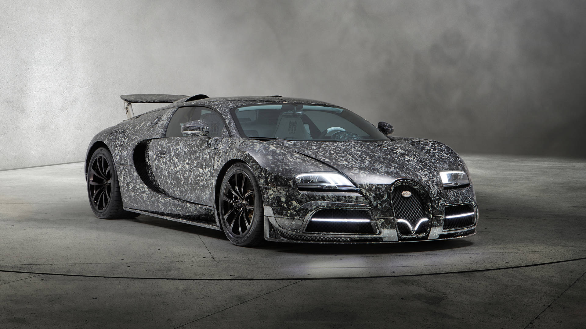 一輛帶有迷彩的Bugatti超級跑車在極簡混凝土工作室中。