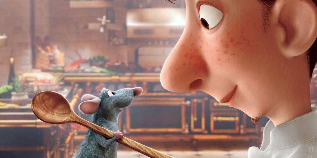 《料理鼠王》雷米與阿爾弗雷多 壁紙 — 一隻細小的動畫老鼠拿著木匙，在溫暖照明的廚房裡仰望廚師。