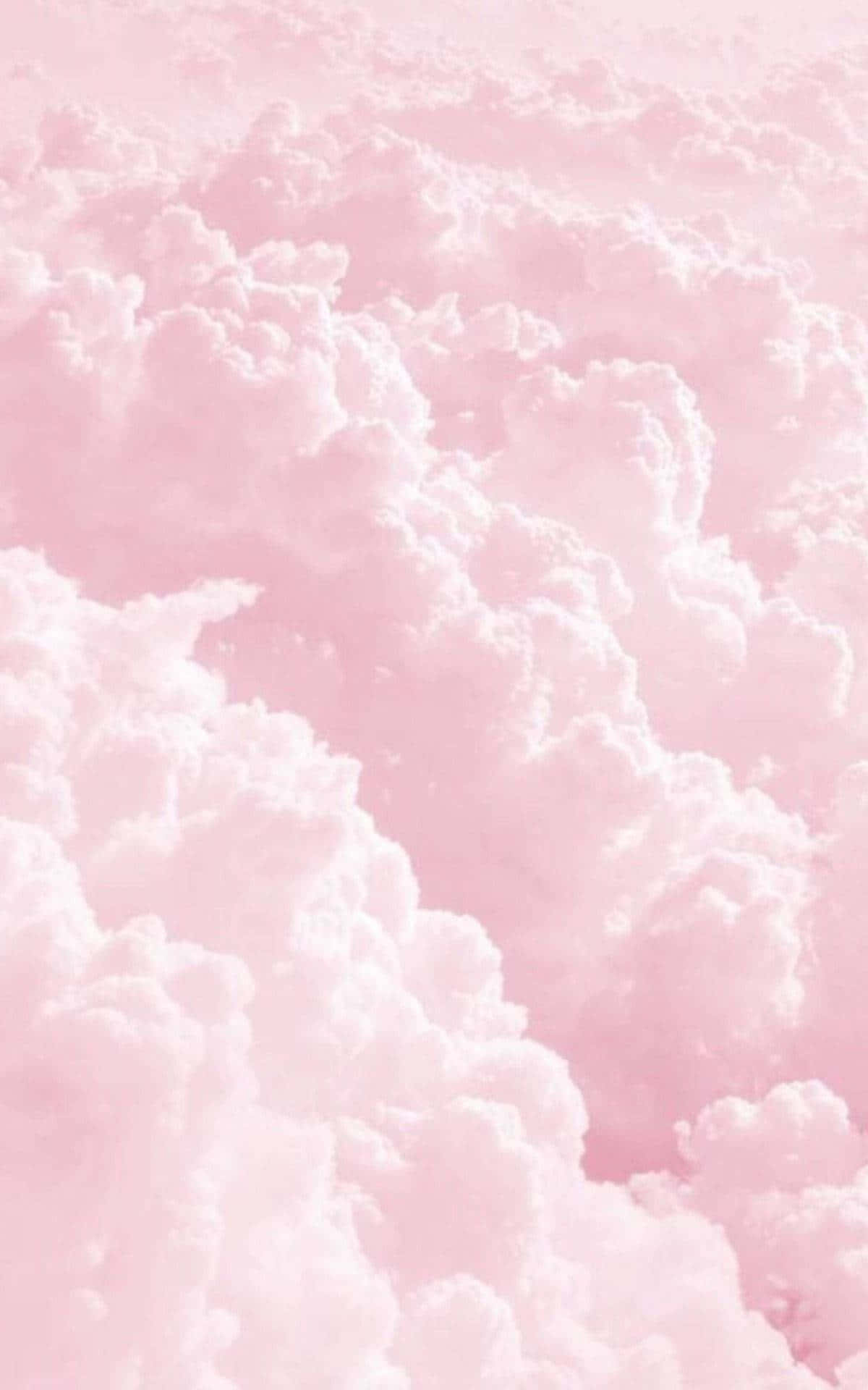 粉紅蓬鬆雲朵漂浮在柔和的粉彩天空