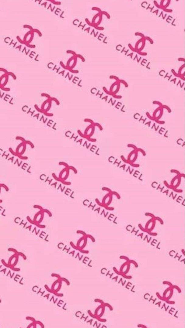 粉紅色 Chanel 標誌牆紙，帶有重複的品牌文字和交錯的 CC 符號。