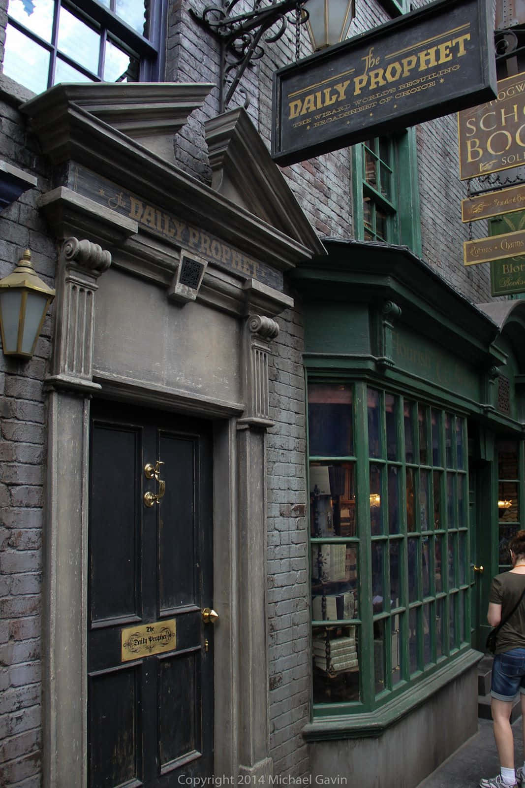 Diagon Alley 桌布 壁紙 — 斜角巷中《預言家日報》報紙店的詳細景觀，帶有綠色框架窗戶和石頭外牆。