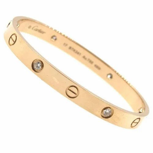 金色Cartier love手鐲，帶有鑽石和雕刻標誌。