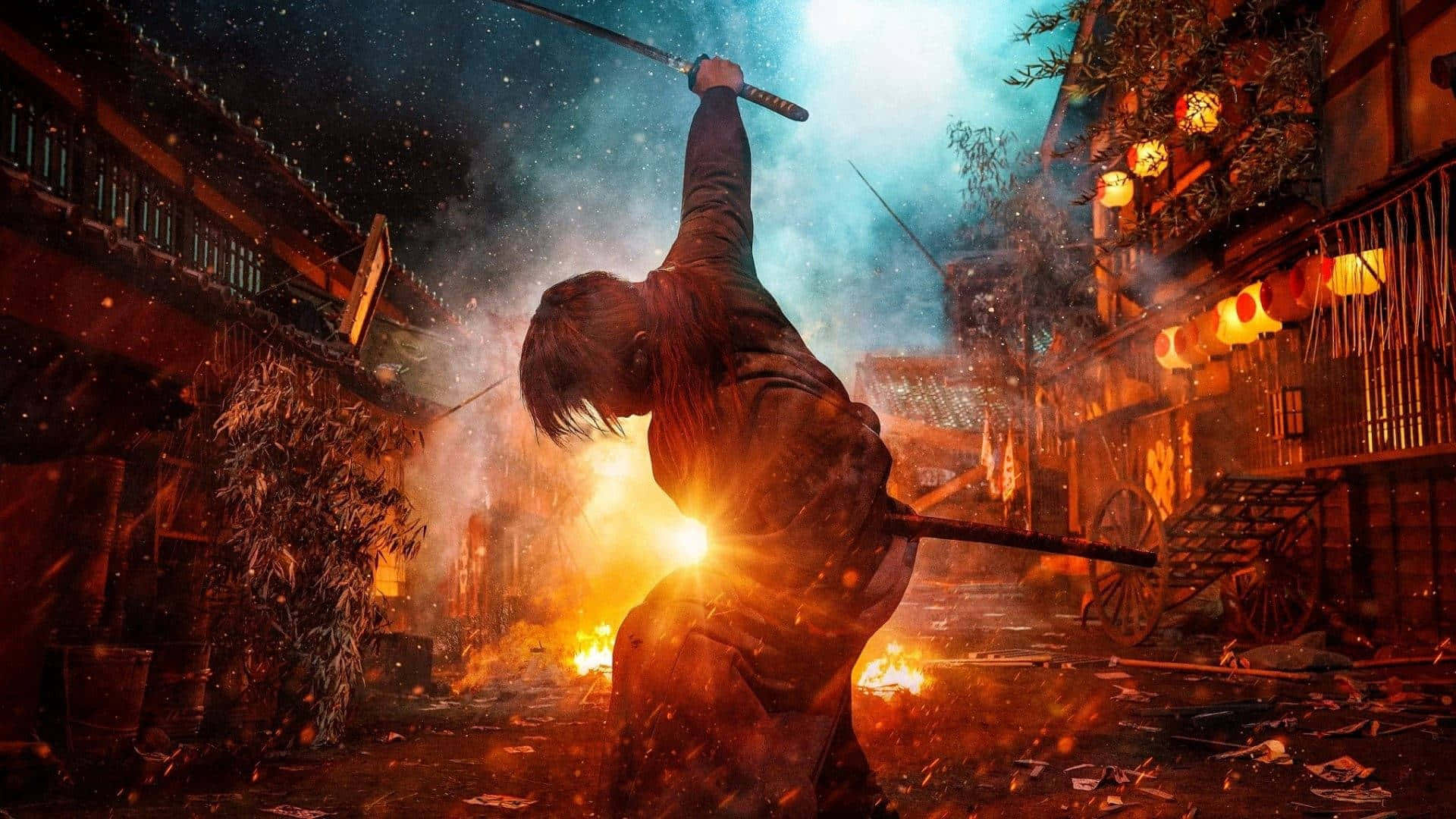 在夜晚燃燒的日本街道上，武士戰士在火焰和煙霧中揮舞刀劍。