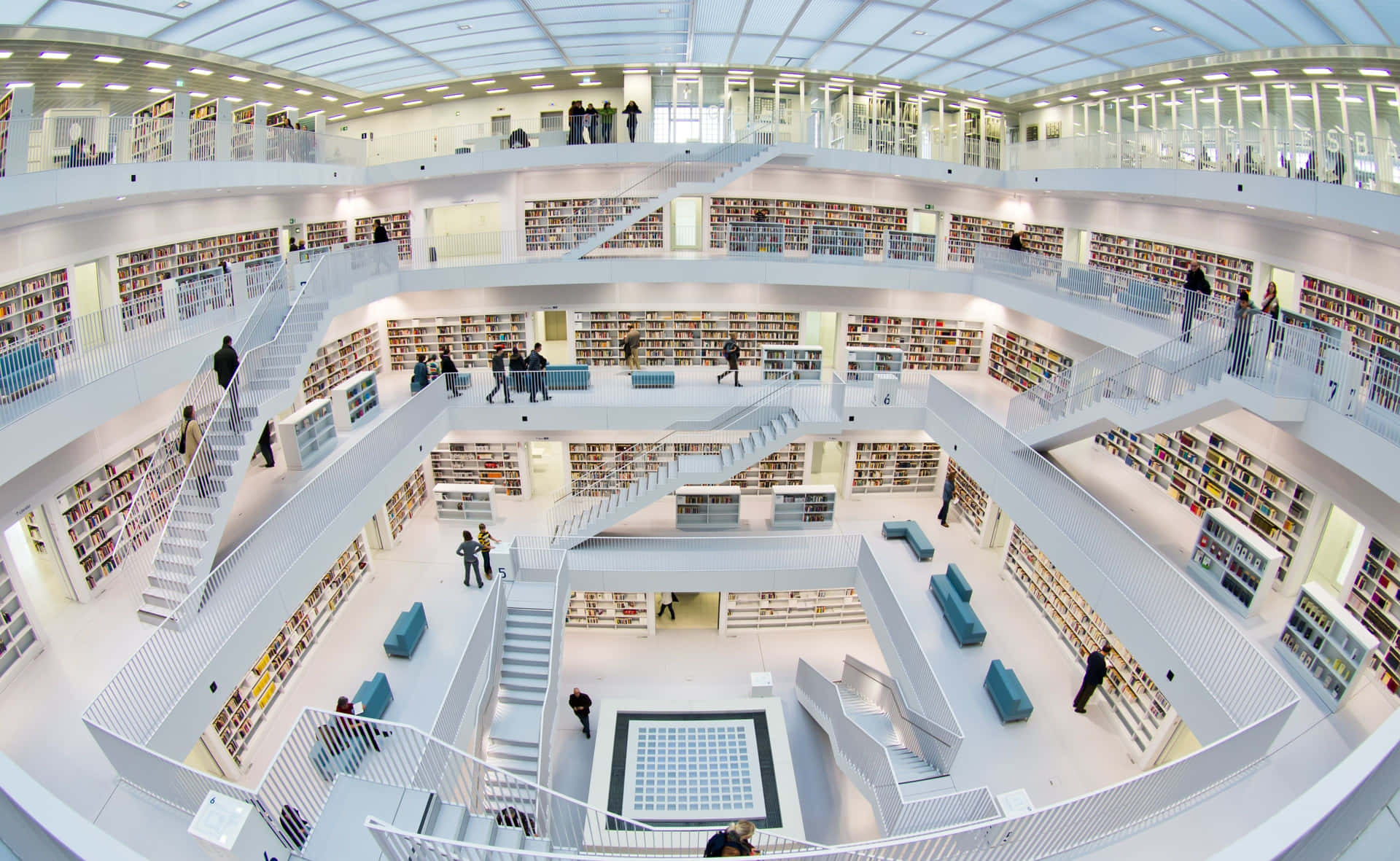 現代多層圖書館，設有螺旋樓梯，人們正在瀏覽書籍。