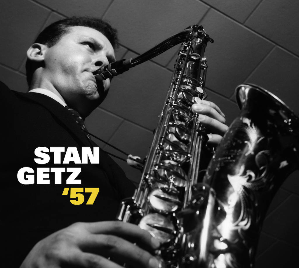 斯坦·蓋茲《57》專輯封面 壁紙 — 爵士色士風手 Stan Getz 在瓷磚房間中投入演奏色士風的黑白特寫，帶有 'STAN GETZ '57' 文字疊加。