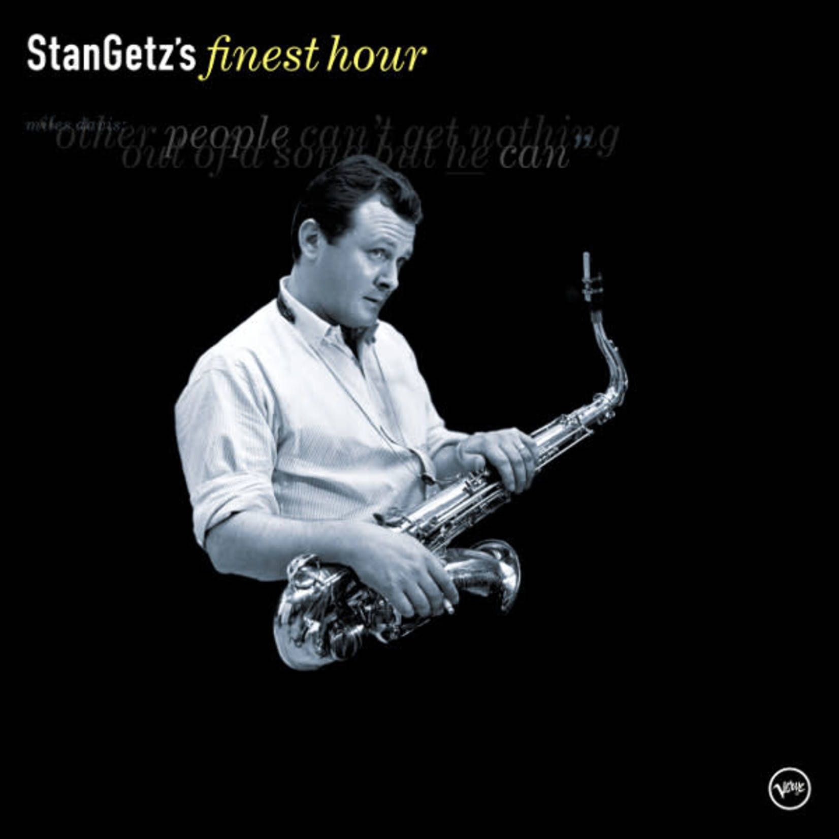 斯坦·蓋茲《Finest Hour》專輯封面 壁紙 — 一張黑白肖像，爵士薩克斯風手 Stan Getz 在純黑背景下激烈地吹奏薩克斯風。