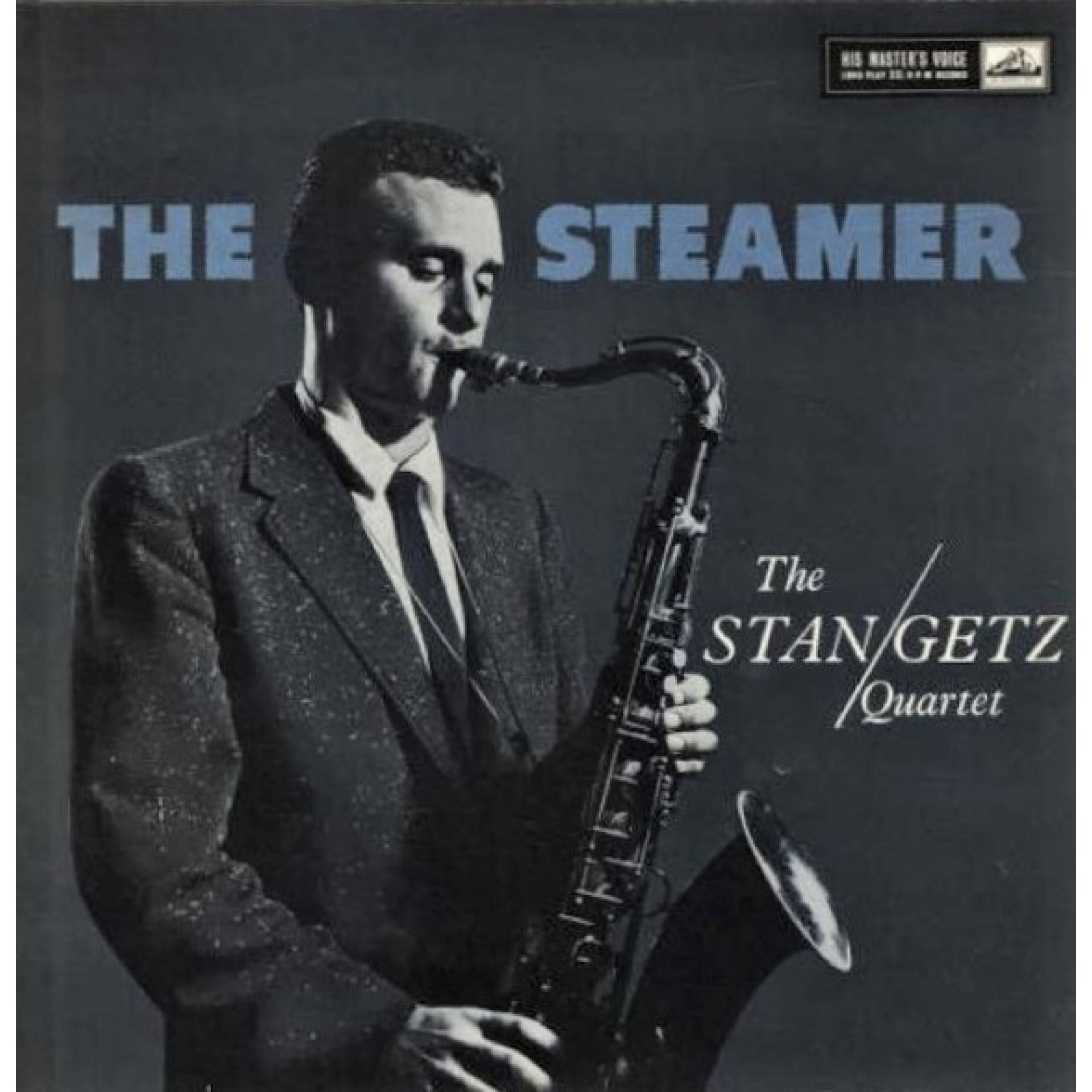 斯坦·蓋茲四重奏《The Streamer》專輯封面 壁紙 — 一位身穿西裝的爵士薩克斯風手在深色紋理背景上演奏樂器的黑白肖像。