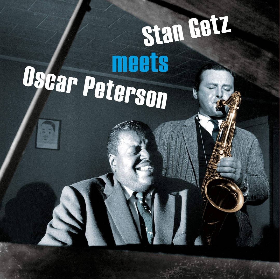 斯坦·蓋茲與奧斯卡·彼得森專輯封面 壁紙 — 兩位爵士樂傳奇人物 Stan Getz 和 Oscar Peterson 在燈光昏暗的錄音室中，與色士風和鋼琴共享歡樂時光。