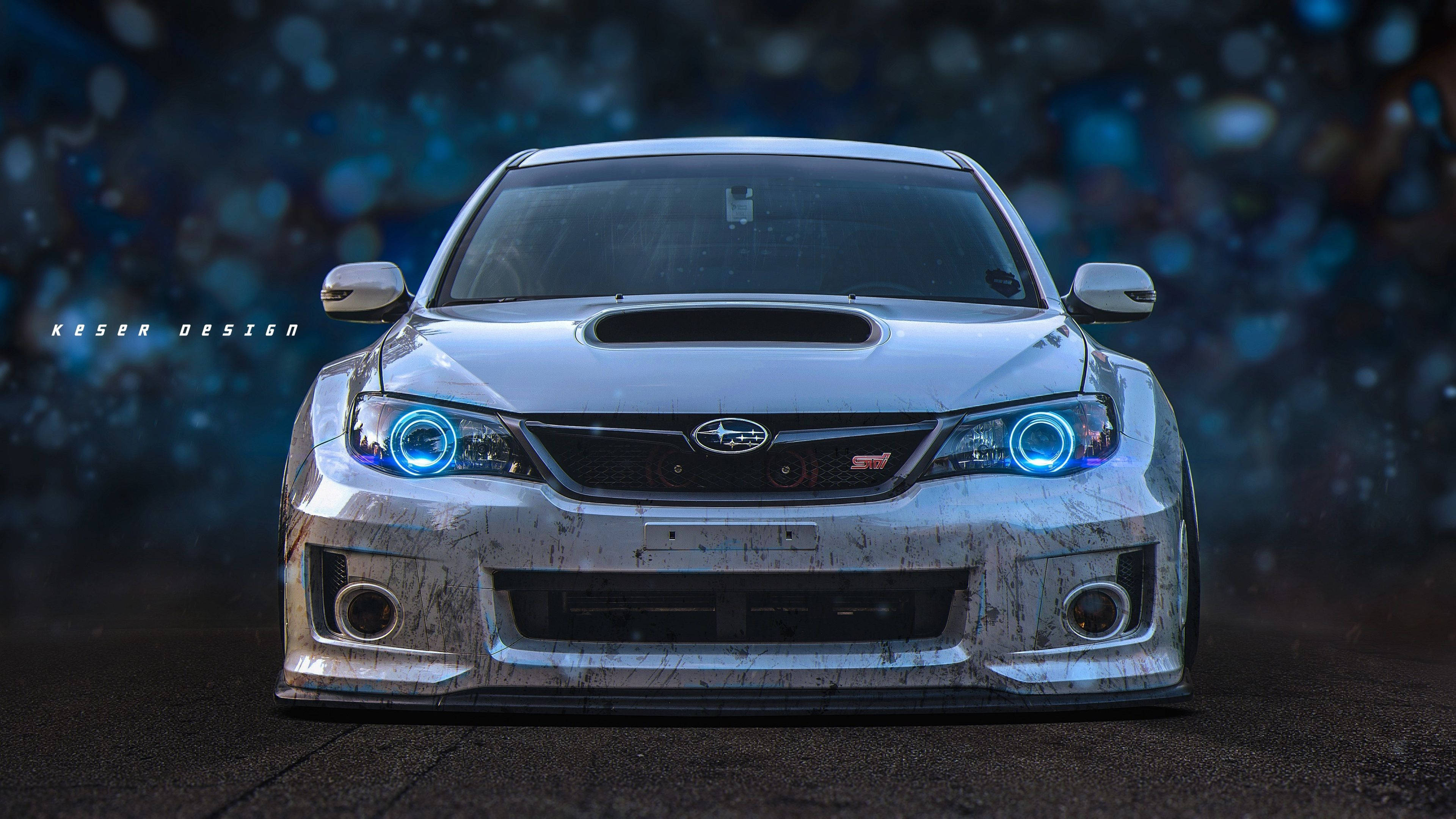 斯巴魯珍珠白塗裝 壁紙 — 一輛銀色 Subaru STI 飄移車，帶有發光的藍色頭燈和泥濘飛濺，正面朝向黑暗的散景背景。