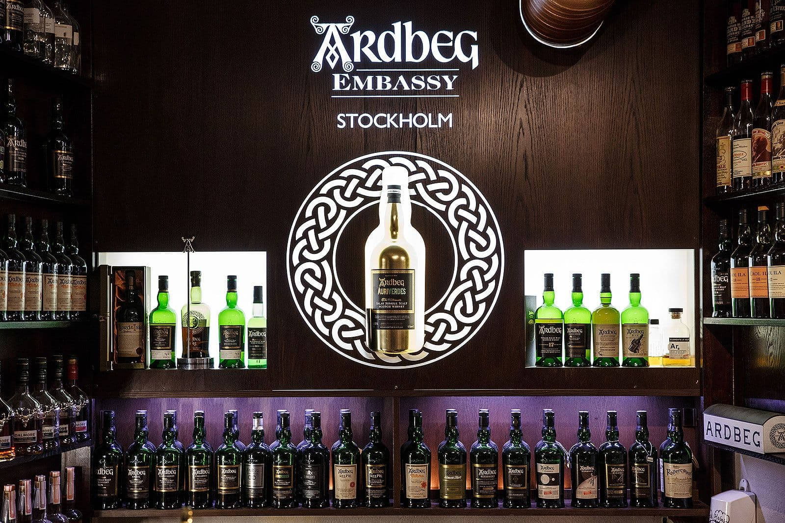 Ardbeg威士忌酒吧，帶有發光的凱爾特結和酒瓶架。