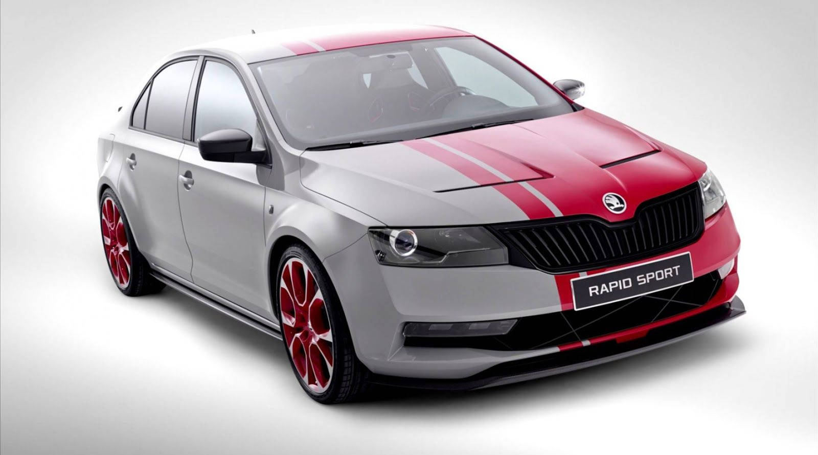 工作室中的銀紅色斯柯達 Rapid Sport 轎車，帶有賽車條紋和紅色輪圈。