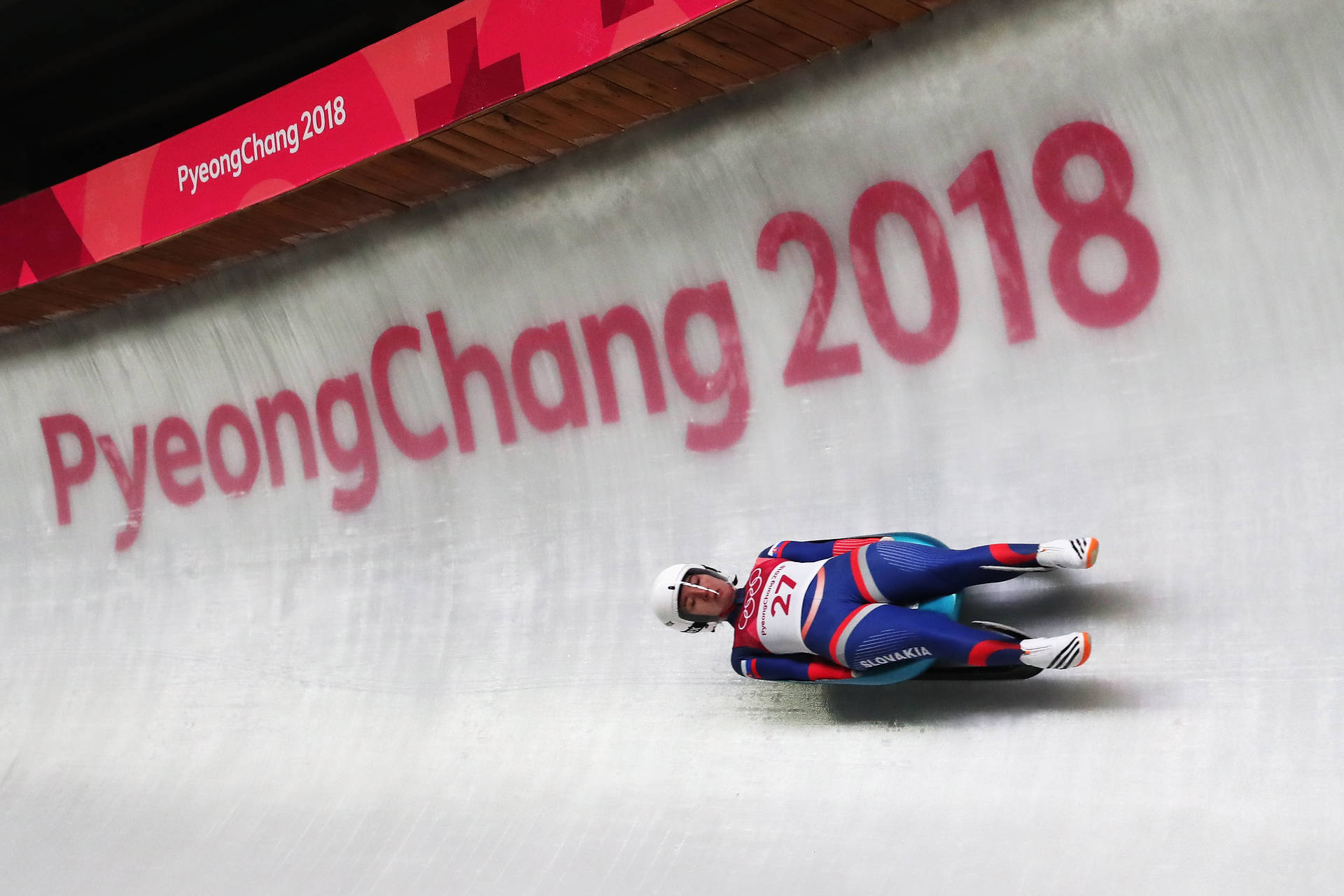 雪橇運動員喺平昌2018冬季奧運會嘅冰道上飛馳。