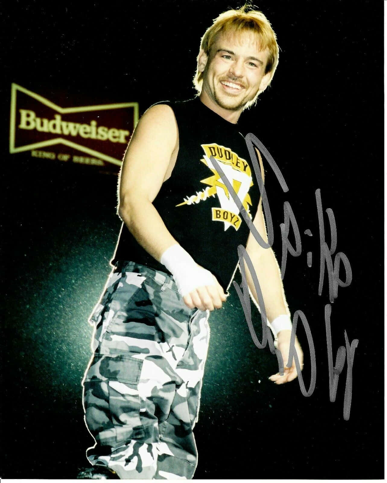 摔角手在Budweiser標誌前簽名。