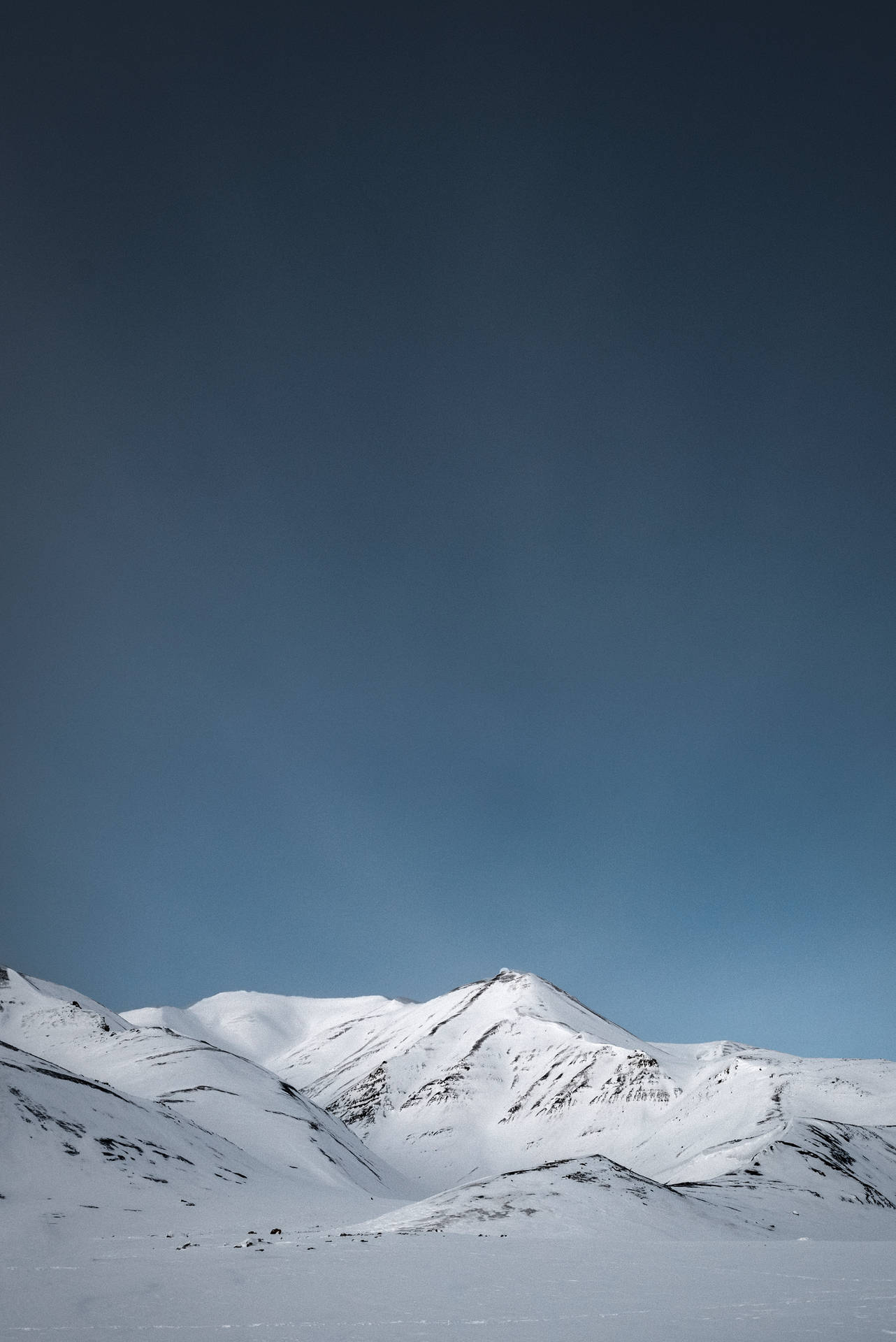 冬季晴朗藍天下的雪山山脈