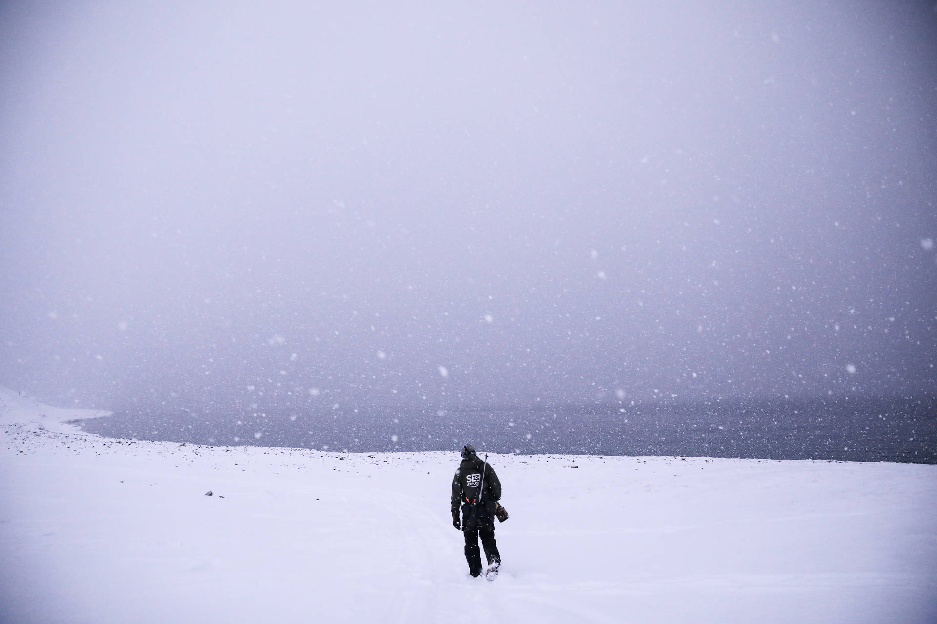 一個人在冬季暴風雪中獨自行走。