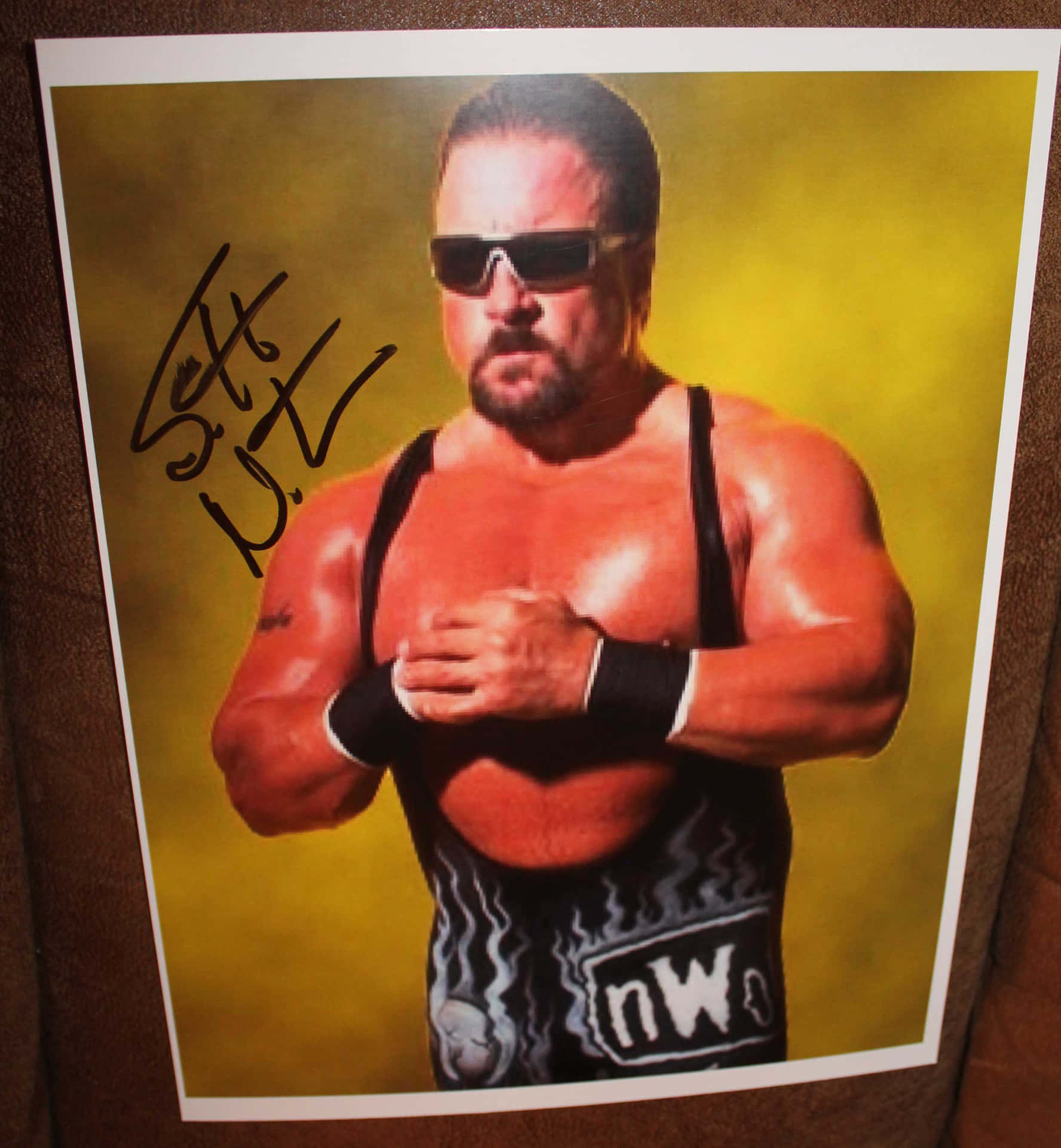 一張摔角手 Scott Hall 穿著 NWO 裝備、戴著太陽眼鏡的簽名照片。