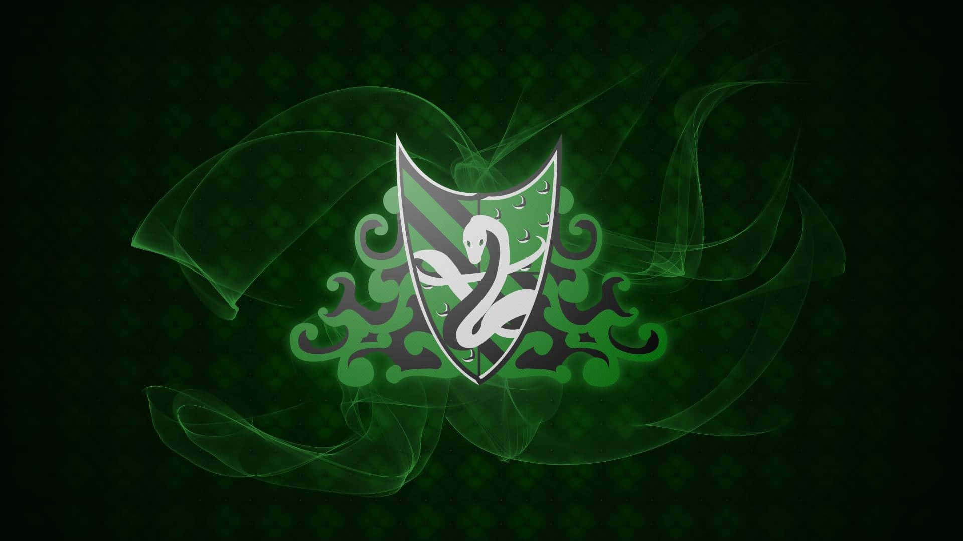 斯萊特林風：一瓶魔藥瓶 壁紙 — 一個發光的綠色史萊哲林徽章，帶有蛇形標誌，在深綠色格子背景前飄浮於旋轉的煙霧中。