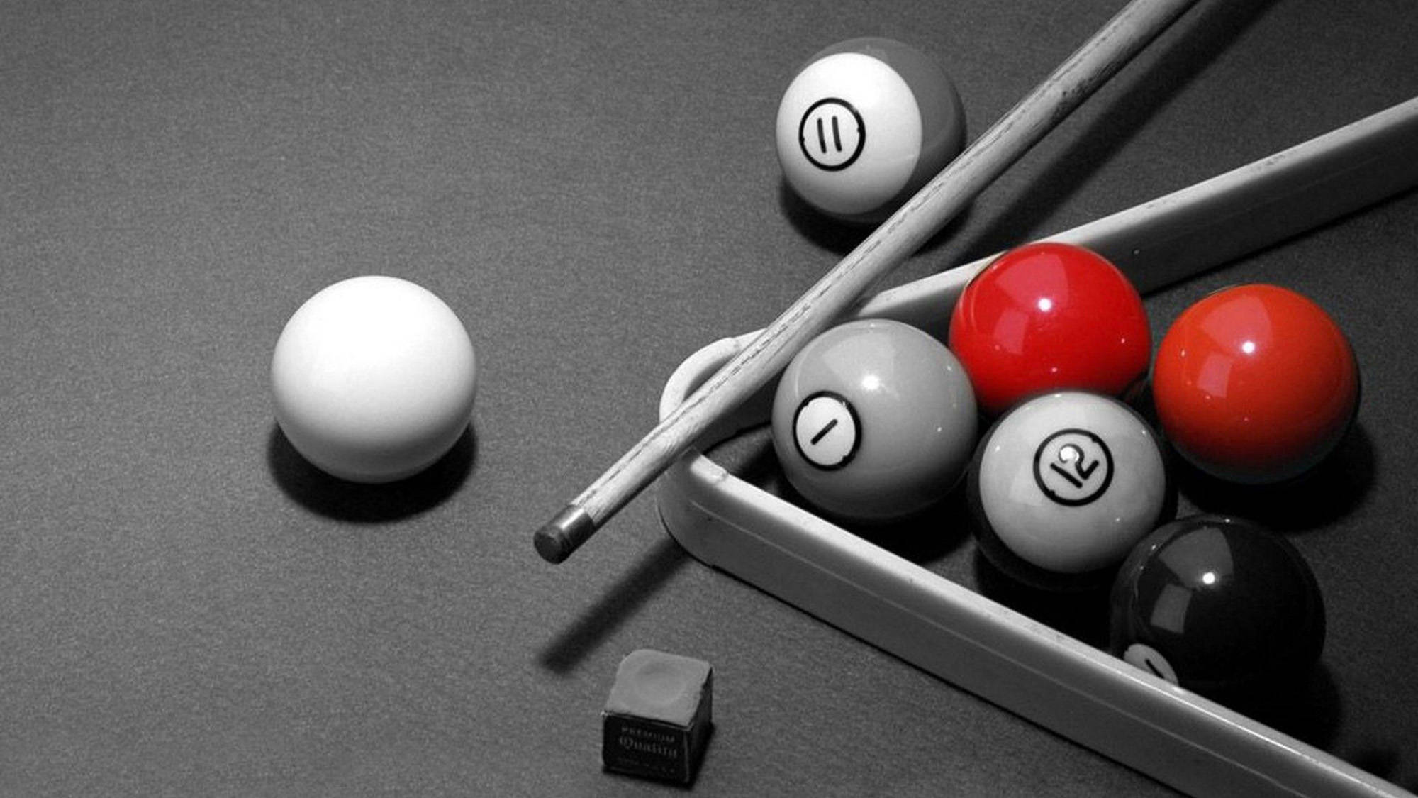 斯諾克球色彩噴濺 壁紙 — 枱波波同 cue 喺深色枱上嘅特寫，帶有選擇性顏色突出紅色同黑色波。