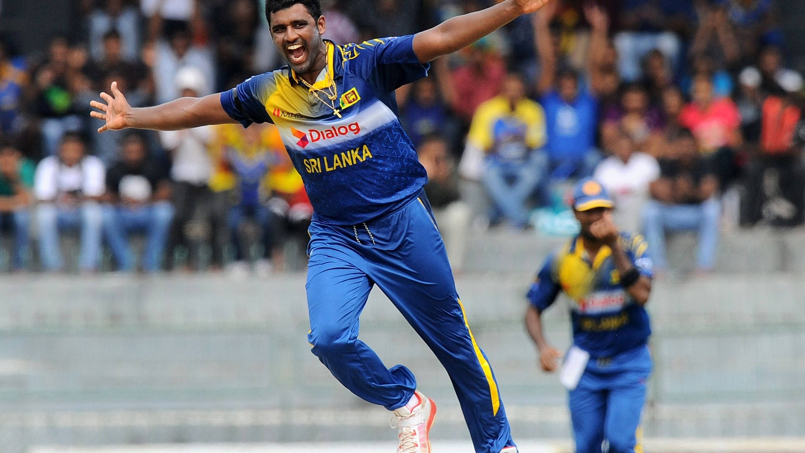 斯里蘭卡板球運動員Thisara Perera 壁紙 — 一名斯里蘭卡板球球員在比賽中張開雙臂，狂喜地跳躍慶祝。
