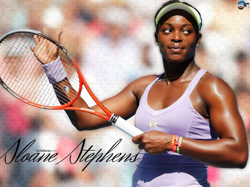 網球運動員Sloane Stephens在比賽中穿著紫色裝備的動作。