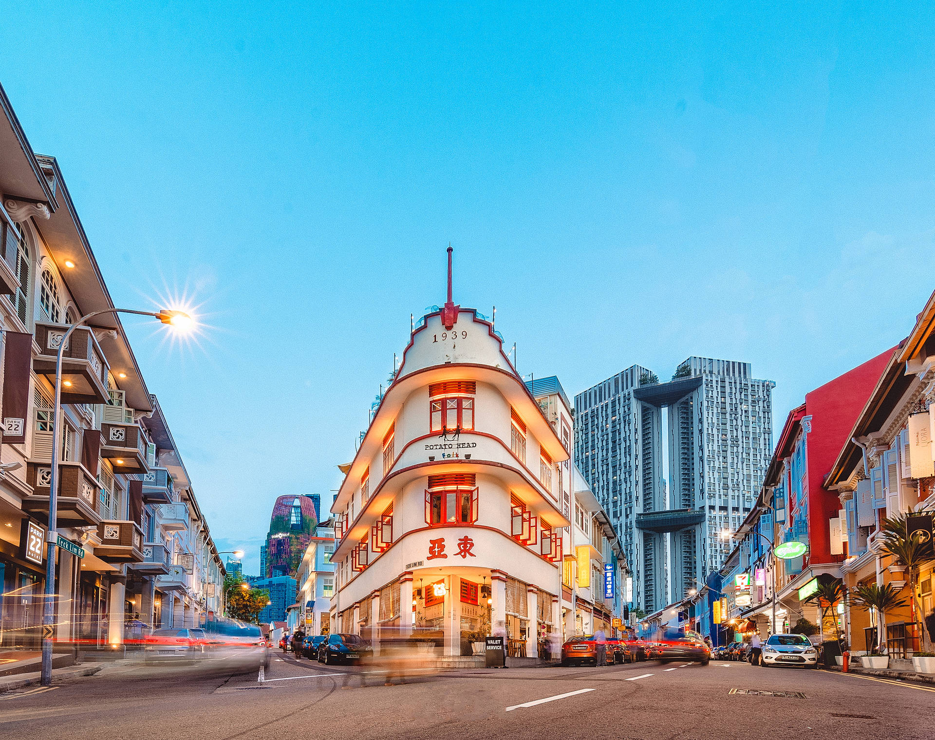 歷史悠久的裝飾藝術建築在繁華的城市街道上於黃昏時分發光。