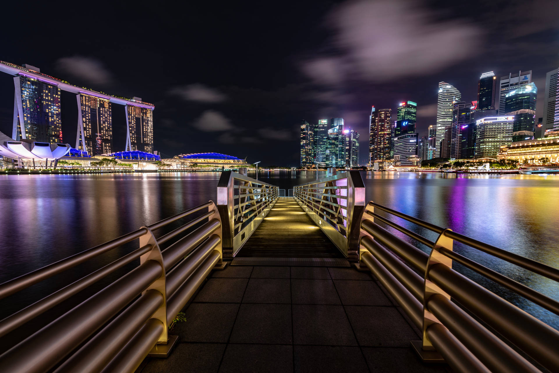 從水上燈光碼頭觀賞新加坡天際線的夜景