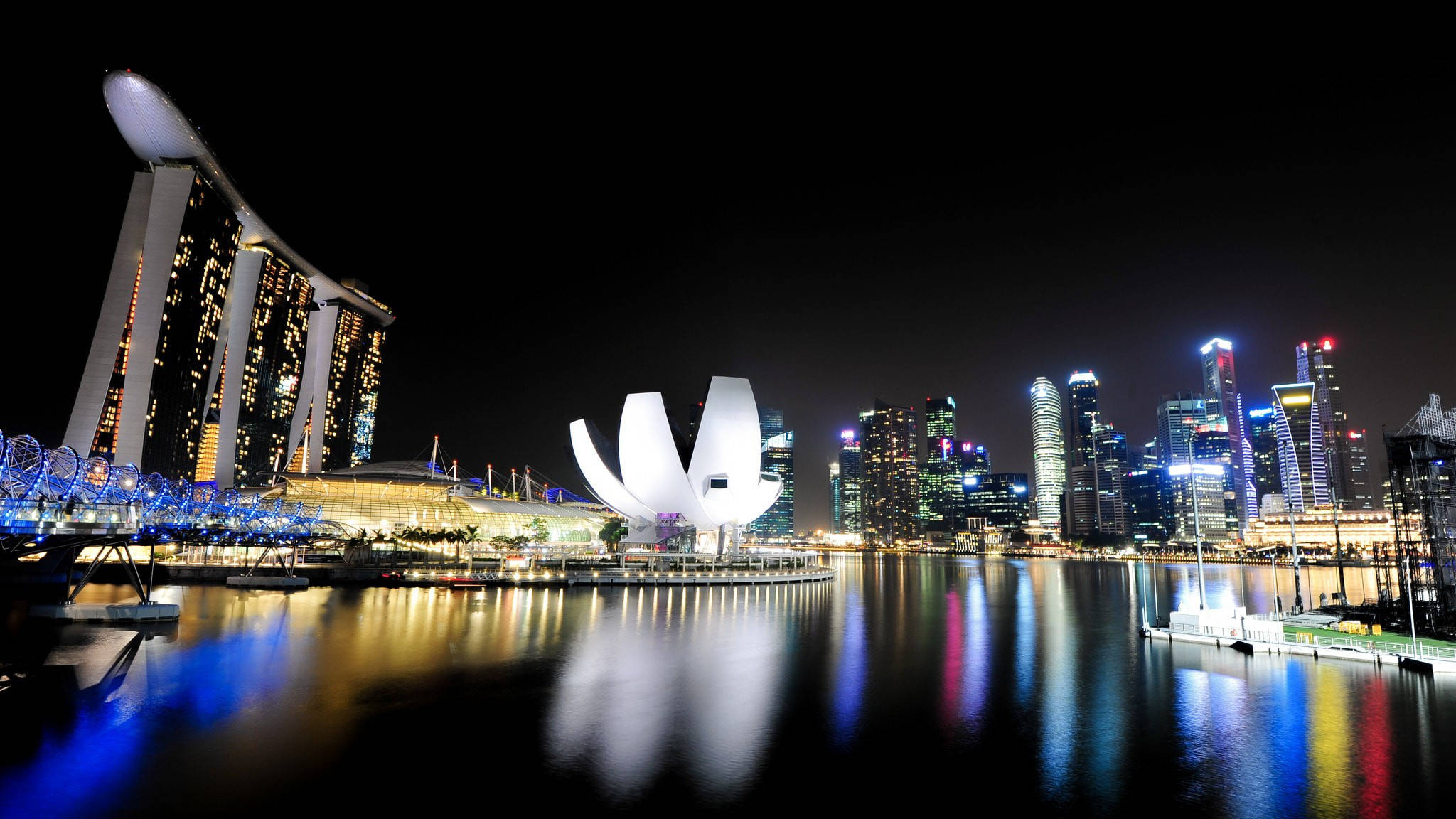 新加坡濱海灣金沙酒店夜景 壁紙 — 新加坡夜景天際線，濱海灣金沙和藝術科學博物館在水面倒影中閃耀。