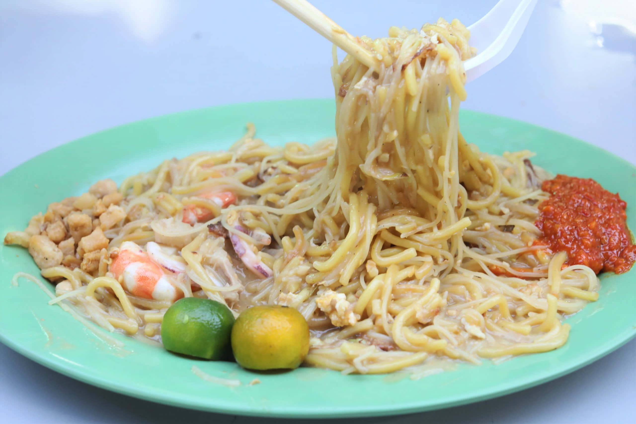 新加坡美食 - 真正的福建面 壁紙 — 一碟炒麵配蝦、花生、辣椒醬和青檸，用筷子夾起的特寫照片。