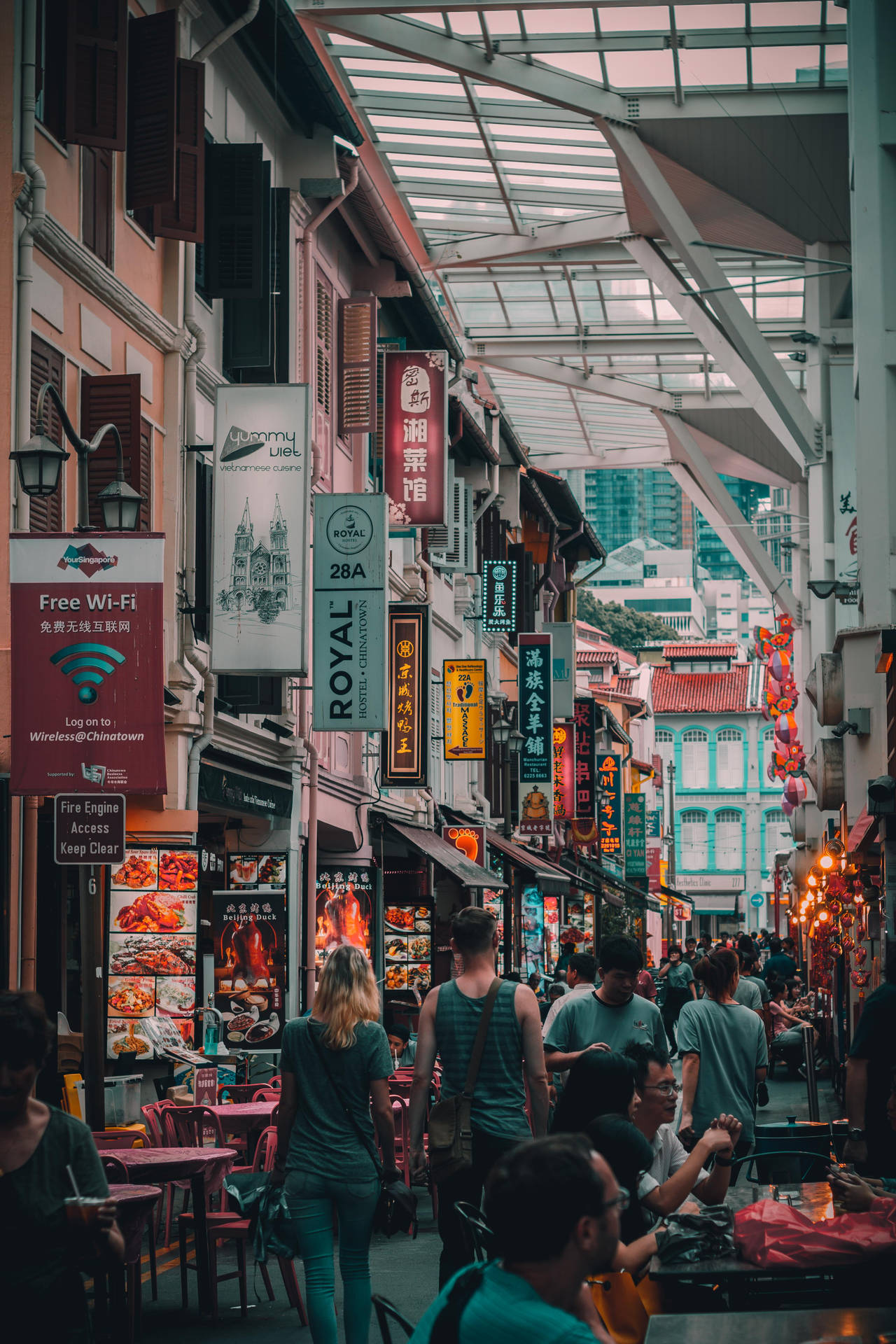 玻璃屋頂下擠滿美食攤檔和發光招牌的街市。