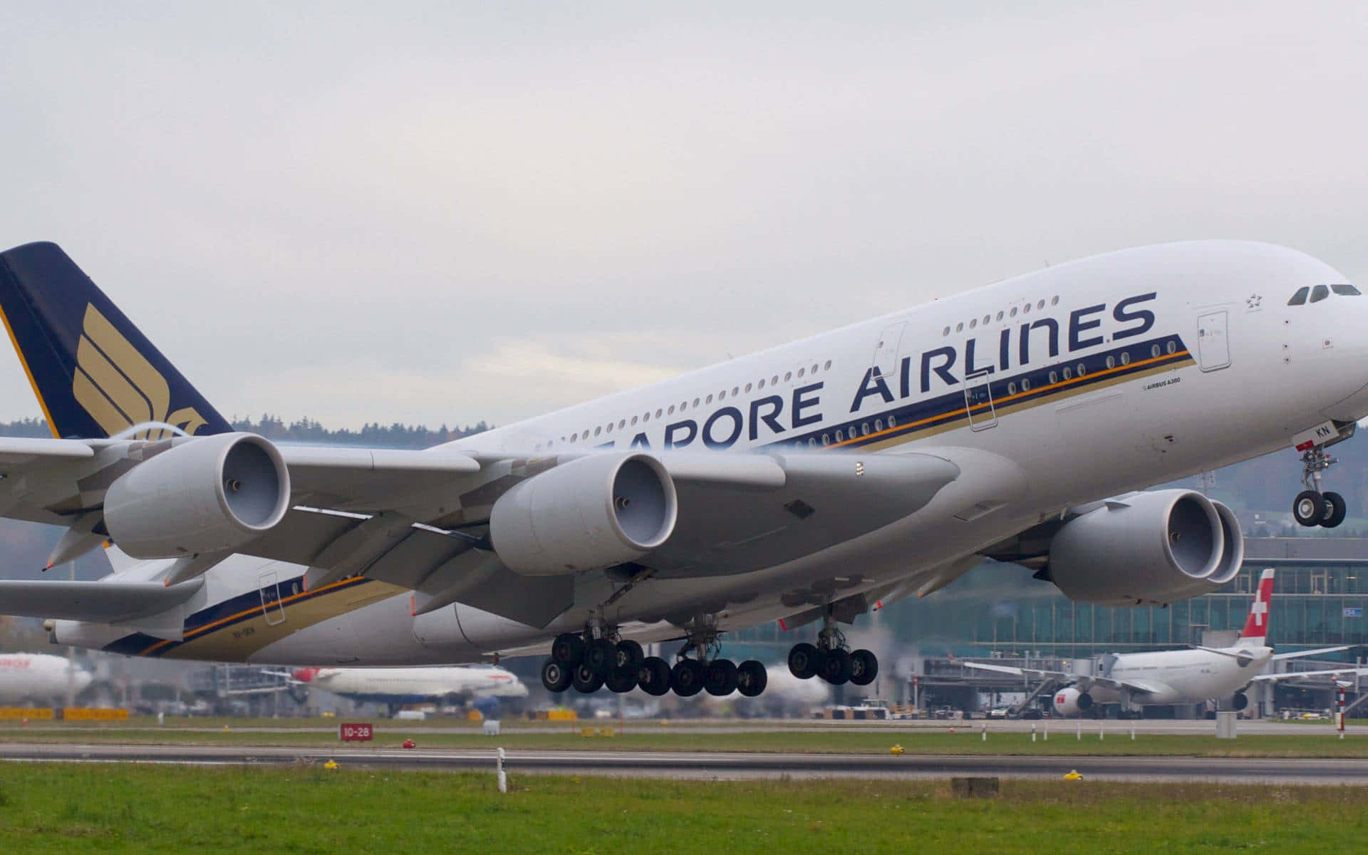 新加坡航空A380客機起飛 壁紙 — 一架新加坡航空空中巴士A380客機放下起落架，在陰天嘅機場濕滑跑道上滑行。