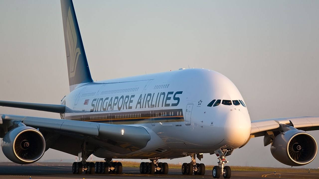 夕陽下跑道上的新加坡航空A380飛機