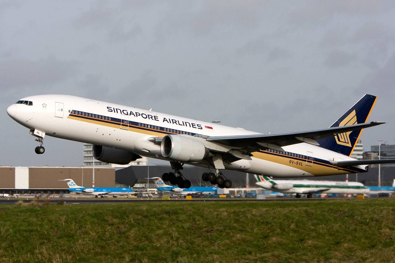 新加坡航空飛機從跑道起飛，背景可見其他飛機。