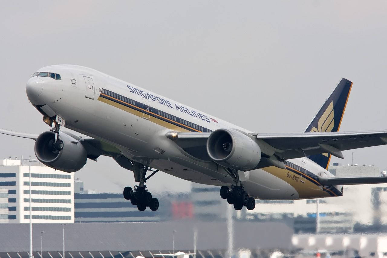 新加坡航空噴射機從機場跑道起飛
