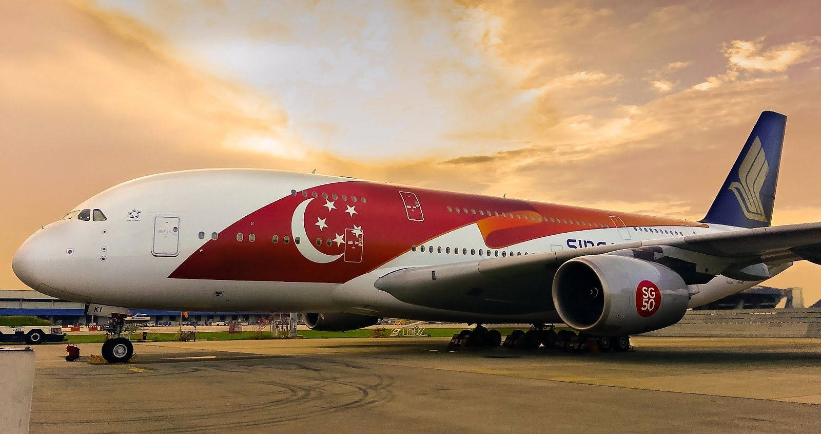 新加坡航空A380在夕陽下的機場停機坪