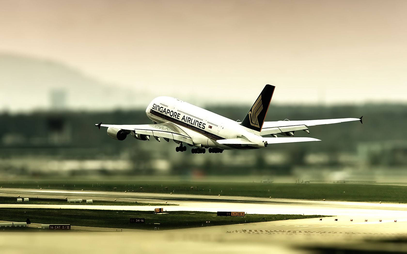 新加坡航空A380飛機在日落時從跑道起飛。