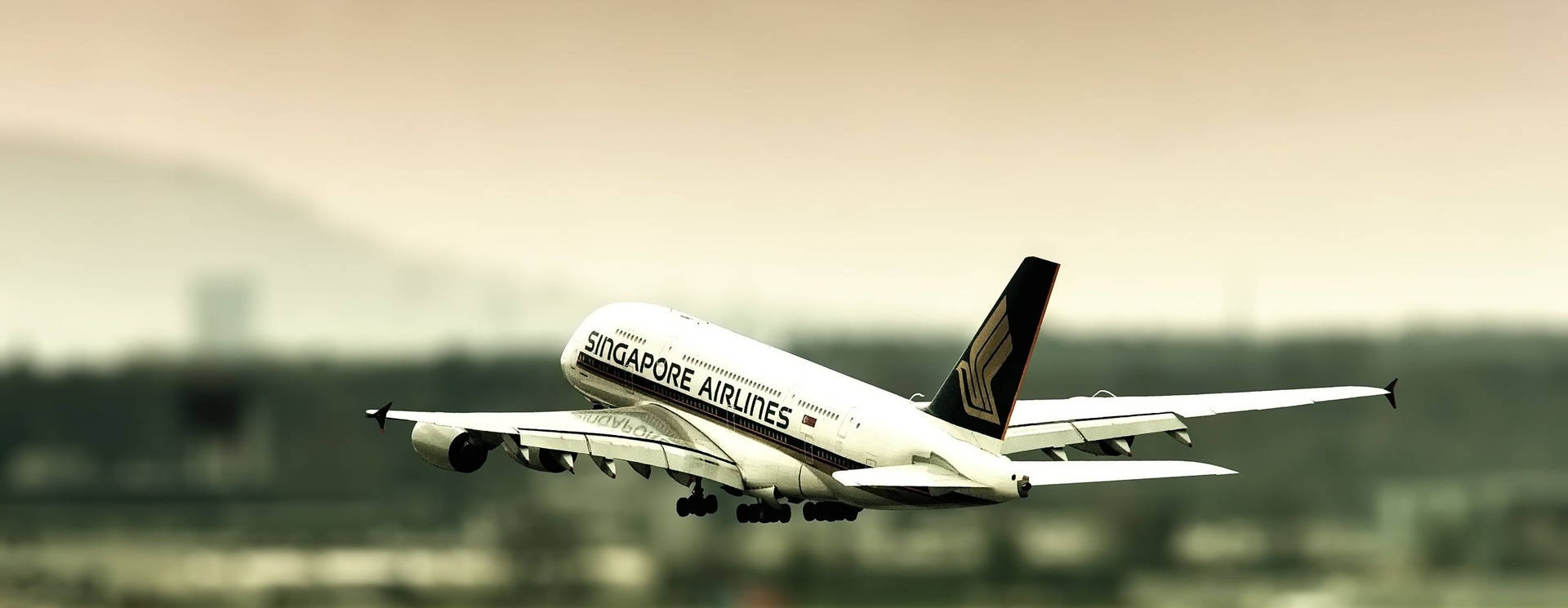 新加坡航空A380客機在夕陽餘暉中升空，翱翔於城市上空