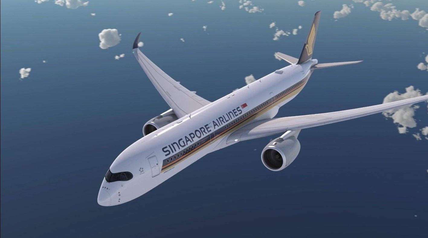 新加坡航空飛機在雲層中飛越海洋