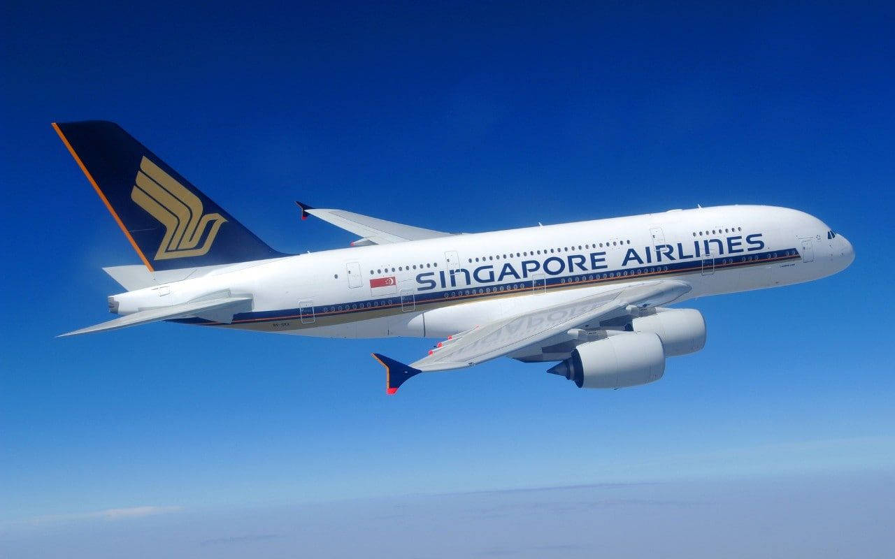 新加坡航空A380在藍天白雲中高空飛行