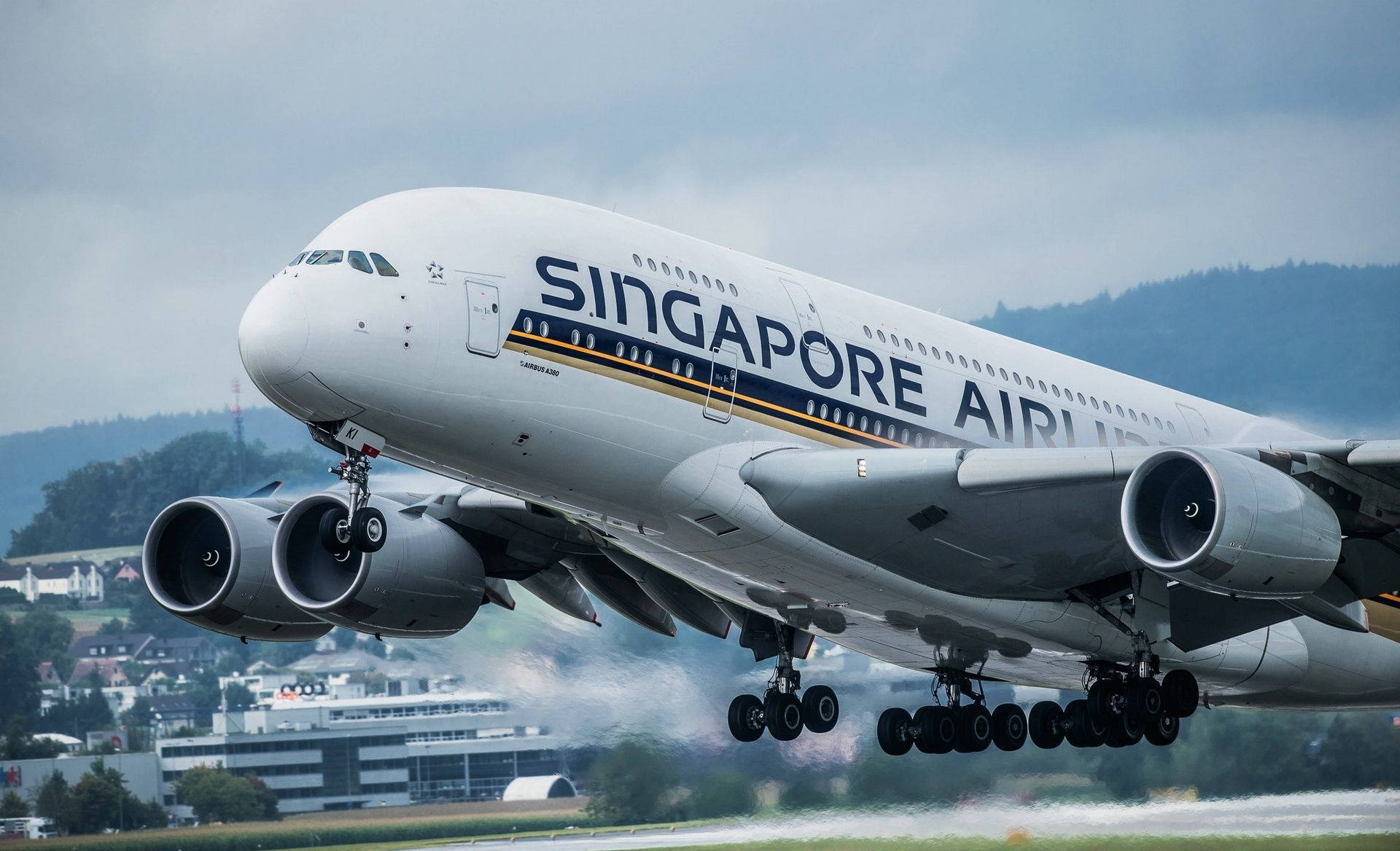 新加坡航空A380飛機從跑道上升，起落架放下。