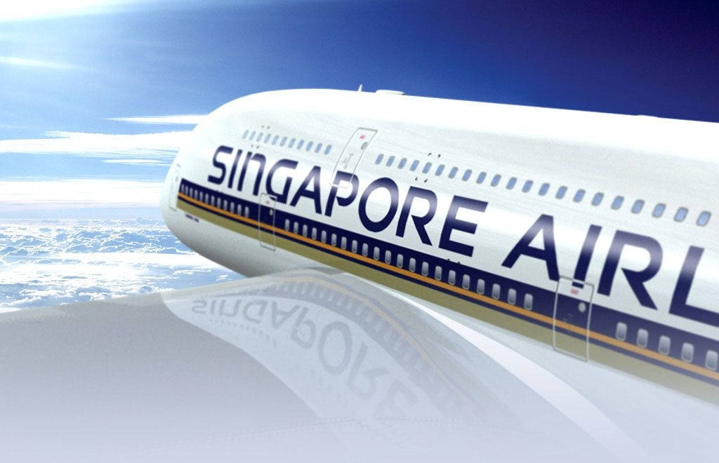 新加坡航空飛機在雲層上方高空飛行，陽光在其表面反射。